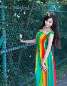 木桥上漂亮的彩色长裙美女Tina