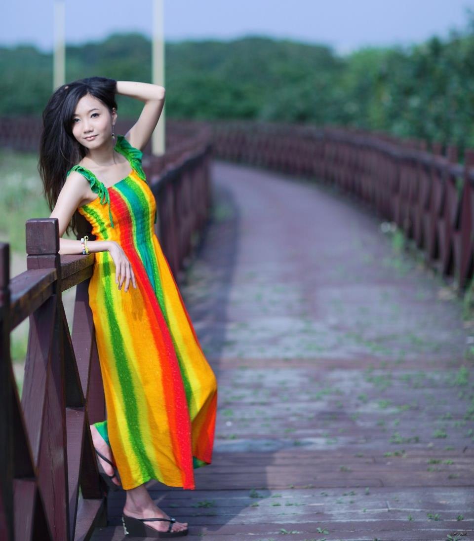 木桥上漂亮的彩色长裙美女Tina,木桥上漂亮的彩色长裙美女Tina