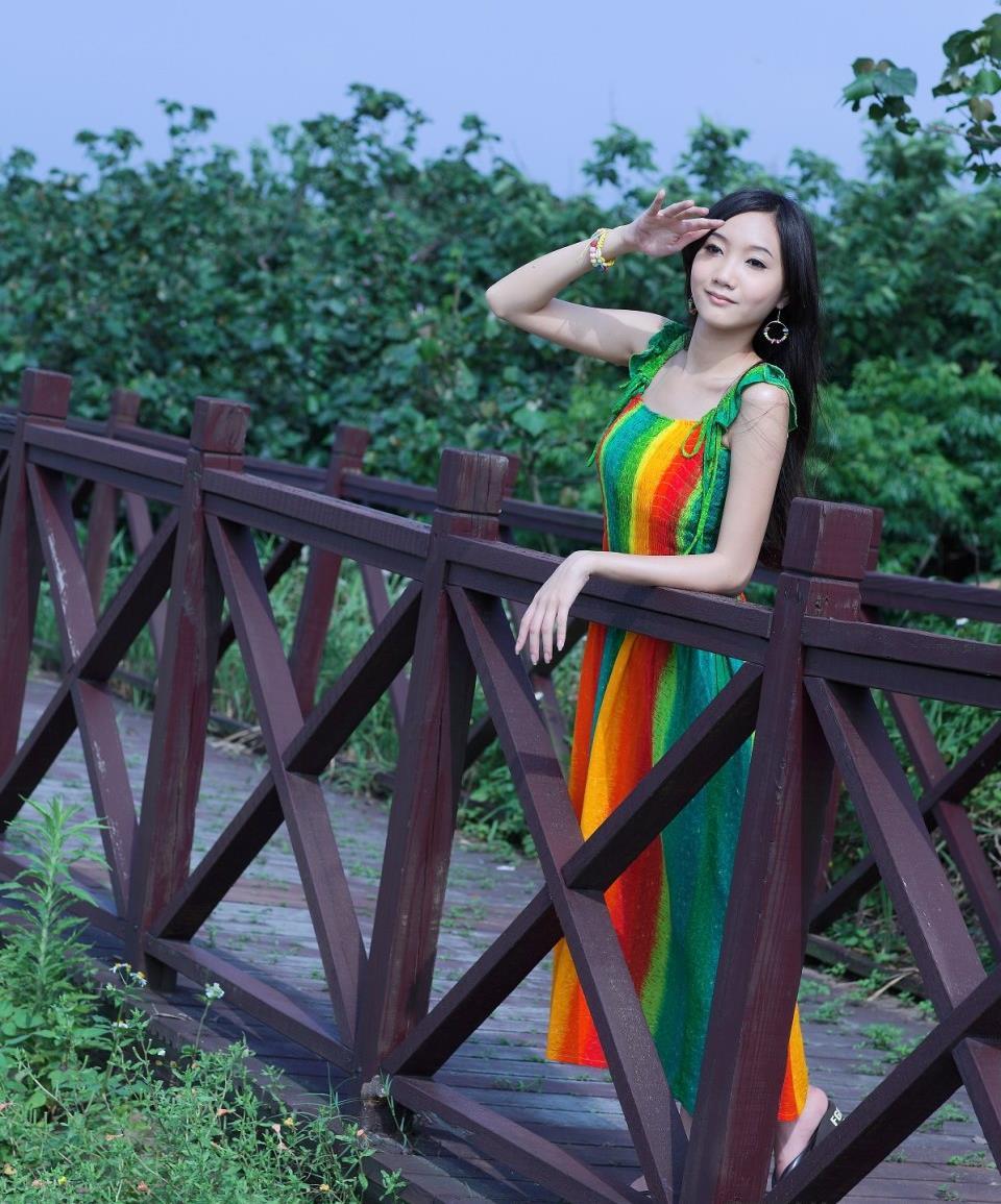 木桥上漂亮的彩色长裙美女Tina,木桥上漂亮的彩色长裙美女Tina