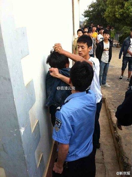 云南一学生遭2名警察暴打 同学赴派出所讨说法