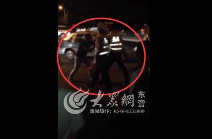 山东交警被指殴打男子 回应：对方酒驾拒检(图)