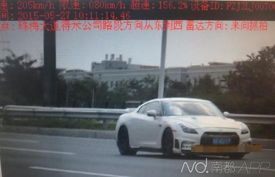 深圳一男子在闹市开出205公里时速 交警看呆