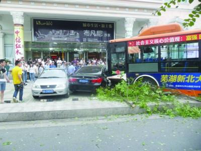 公交车失控撞上路边宝马 疑乘客与司机起冲突引发