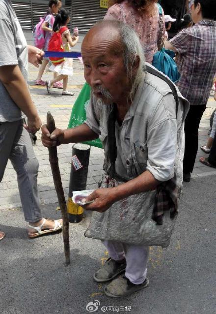 郑州校园门口现103岁乞讨老人