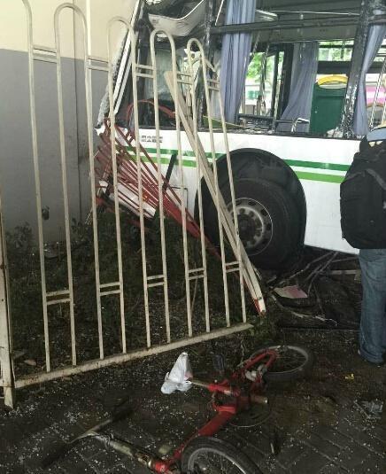 公交撞高架立柱致2死21伤 路过市民扒门救人