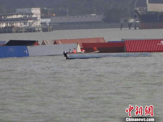广州港附近一集装箱船自沉 8名遇险船员获救