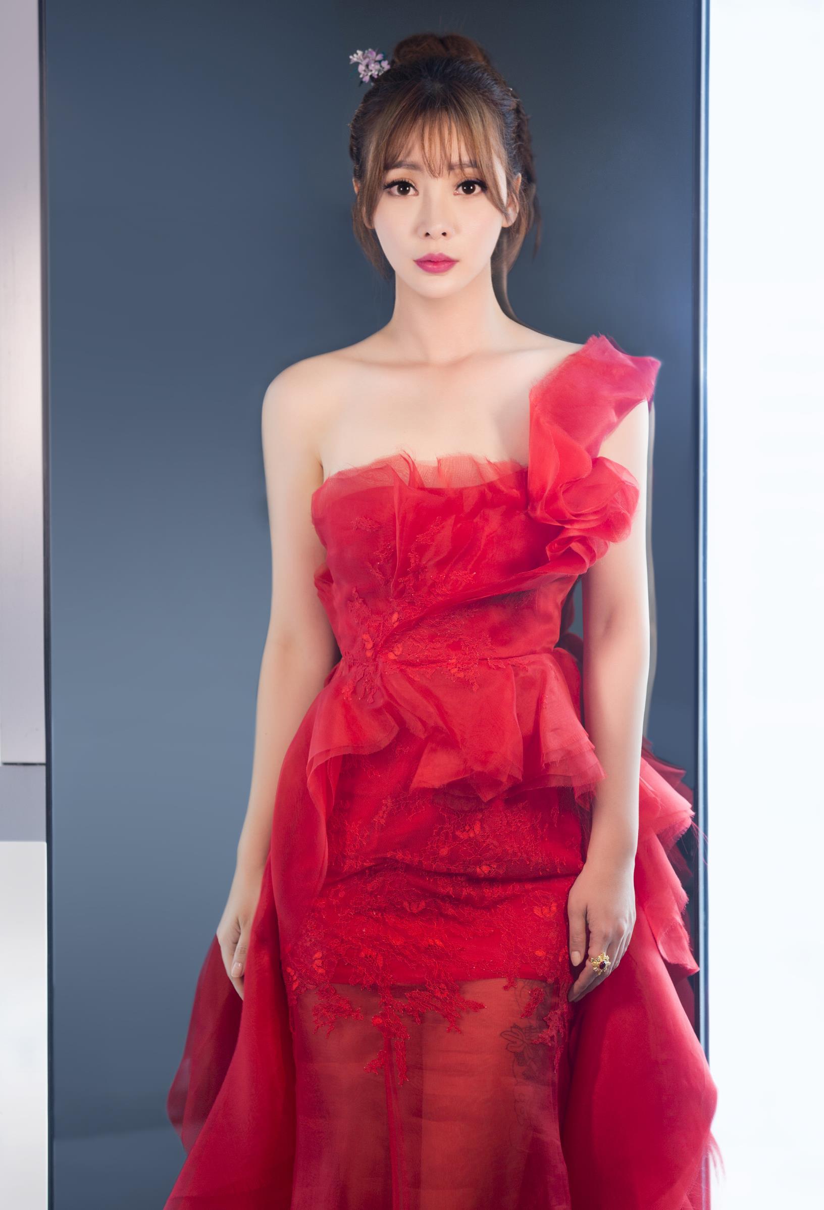 柳岩抹胸透视裙惊艳 露背秀美肌身材傲人,柳岩穿红色抹胸透视裙