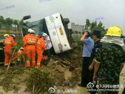 安徽凤阳一辆载58名中考学生客车翻车 致1死5伤