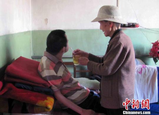 85岁母亲照顾脑瘫儿子半个世纪
