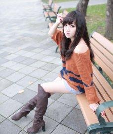 公园椅子上长靴光腿美少女Mio