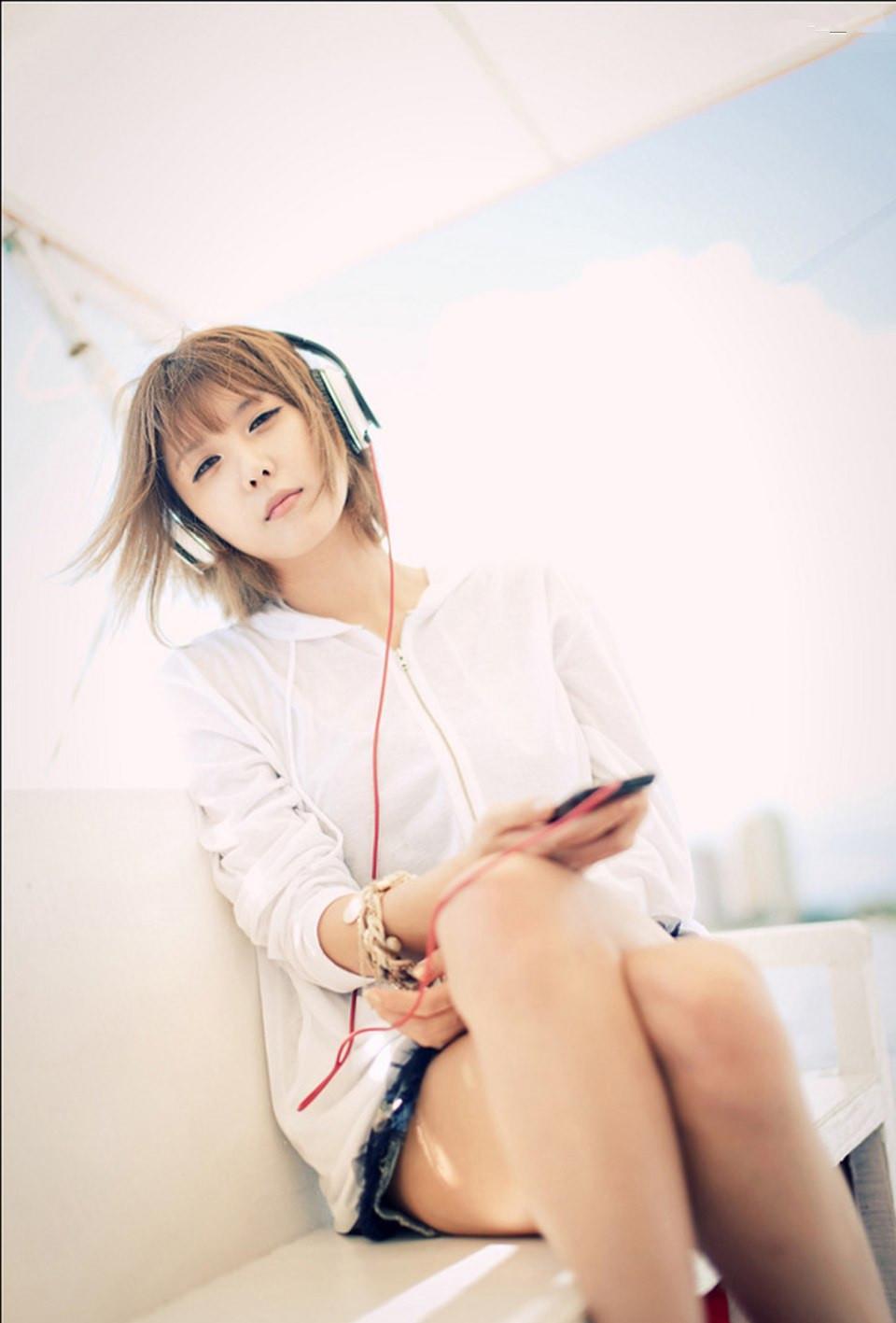 韩国超模许允美海边悠闲的听音乐,韩国超模许允美海边悠闲的听音乐