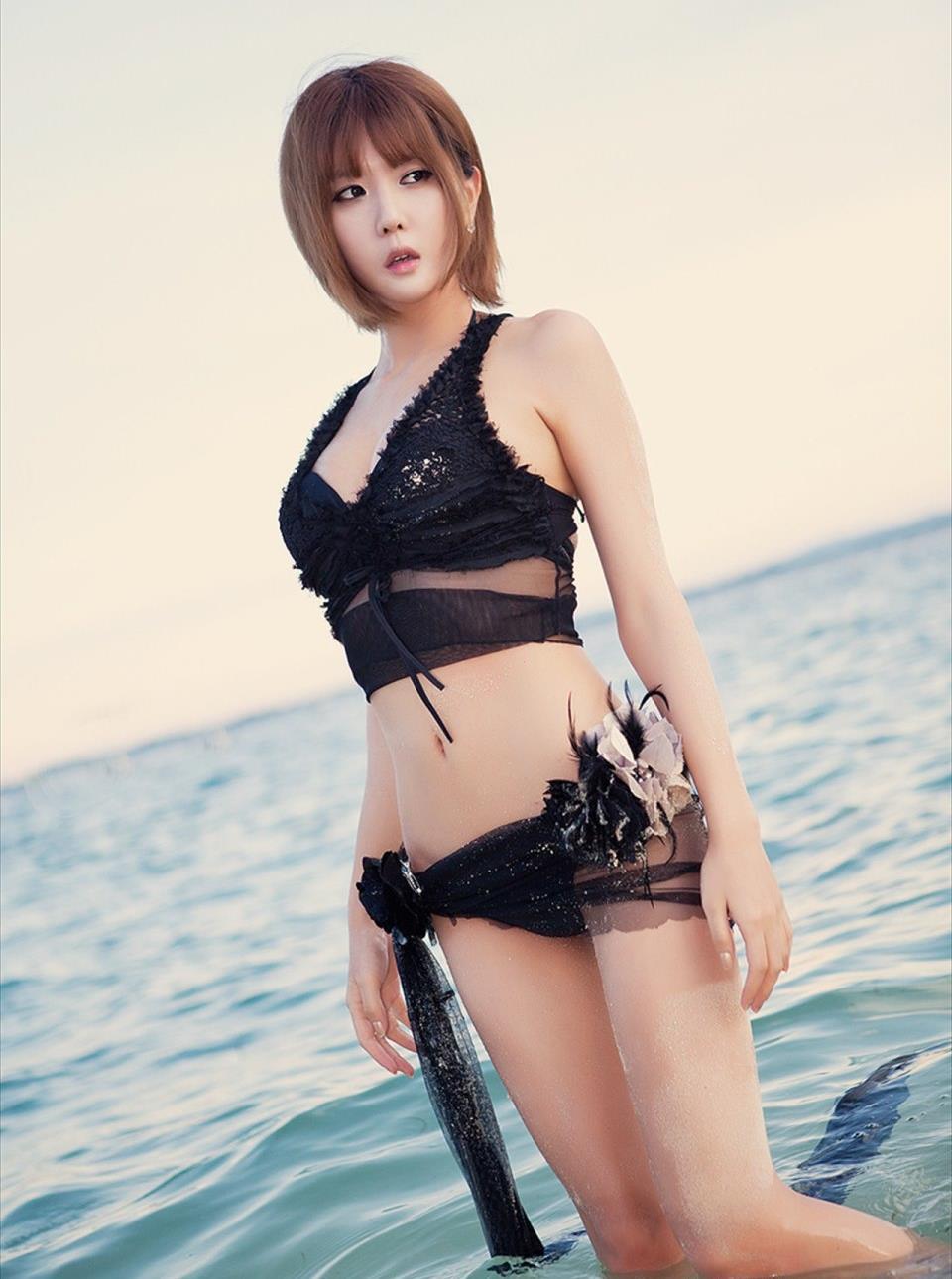 韩国超模许允美黑色内衣海边性感写真,韩国超模许允美黑色内衣海边性感写真