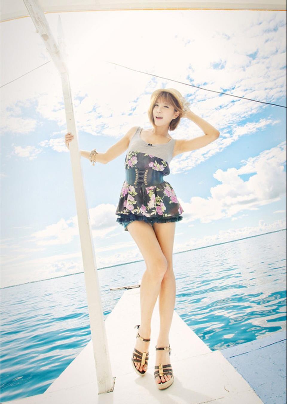 韩国超模许允美花裙海边写真,韩国超模许允美花裙海边写真