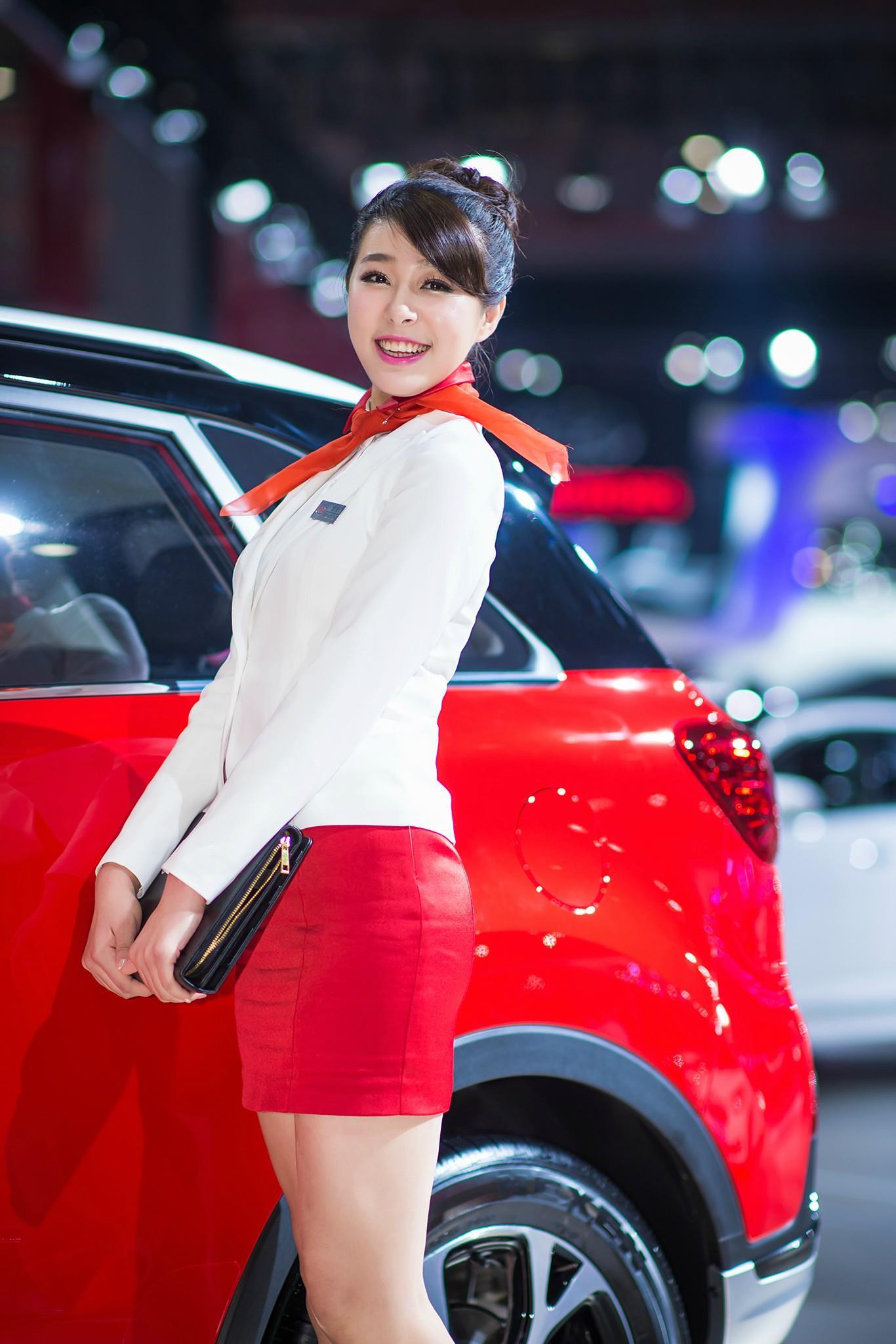 2015上海国际车展起亚展台美女车模杨薇,2015上海国际车展起亚展台美女车模杨薇