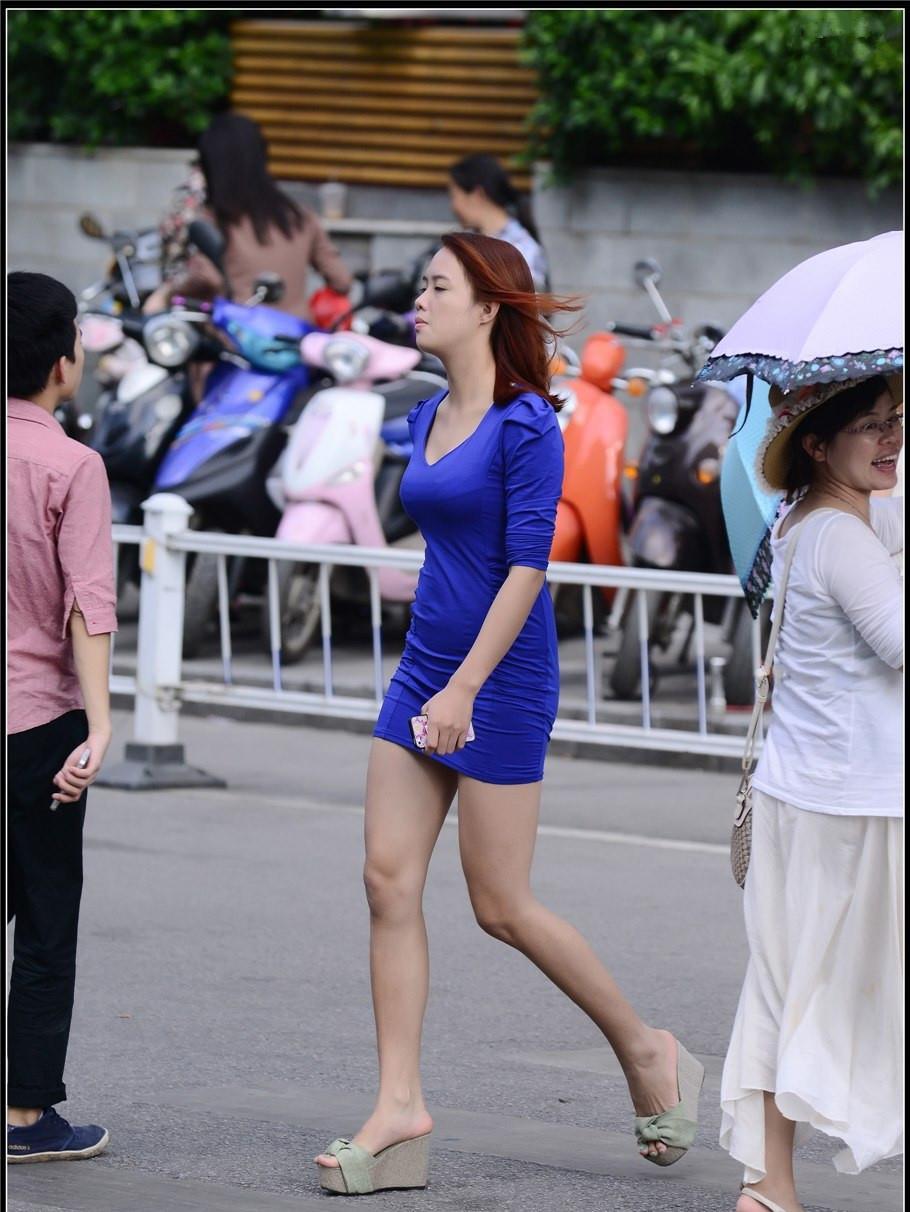 过马路的紧身蓝裙美女高挑诱惑的身材,过马路的紧身蓝裙美女高挑诱惑的身材