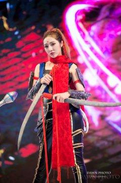 2015chinajoy手持双剑的美女模特张晶晶