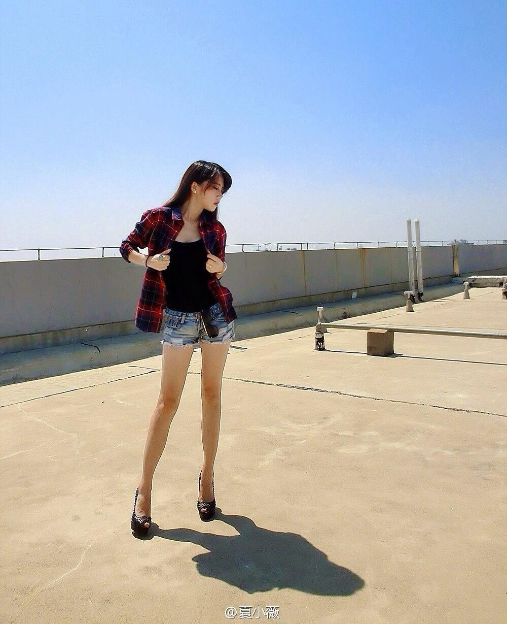 屋顶天台上性感的热裤美媚夏小薇,屋顶天台上性感的热裤美媚夏小薇
