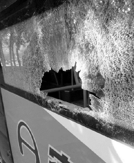 沈阳"暴躁大爷"被公交司机催刷卡 抄马扎砸碎窗