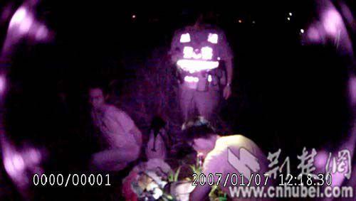 大学生夜游武汉江滩睡着被偷 窃贼被巡警擒获