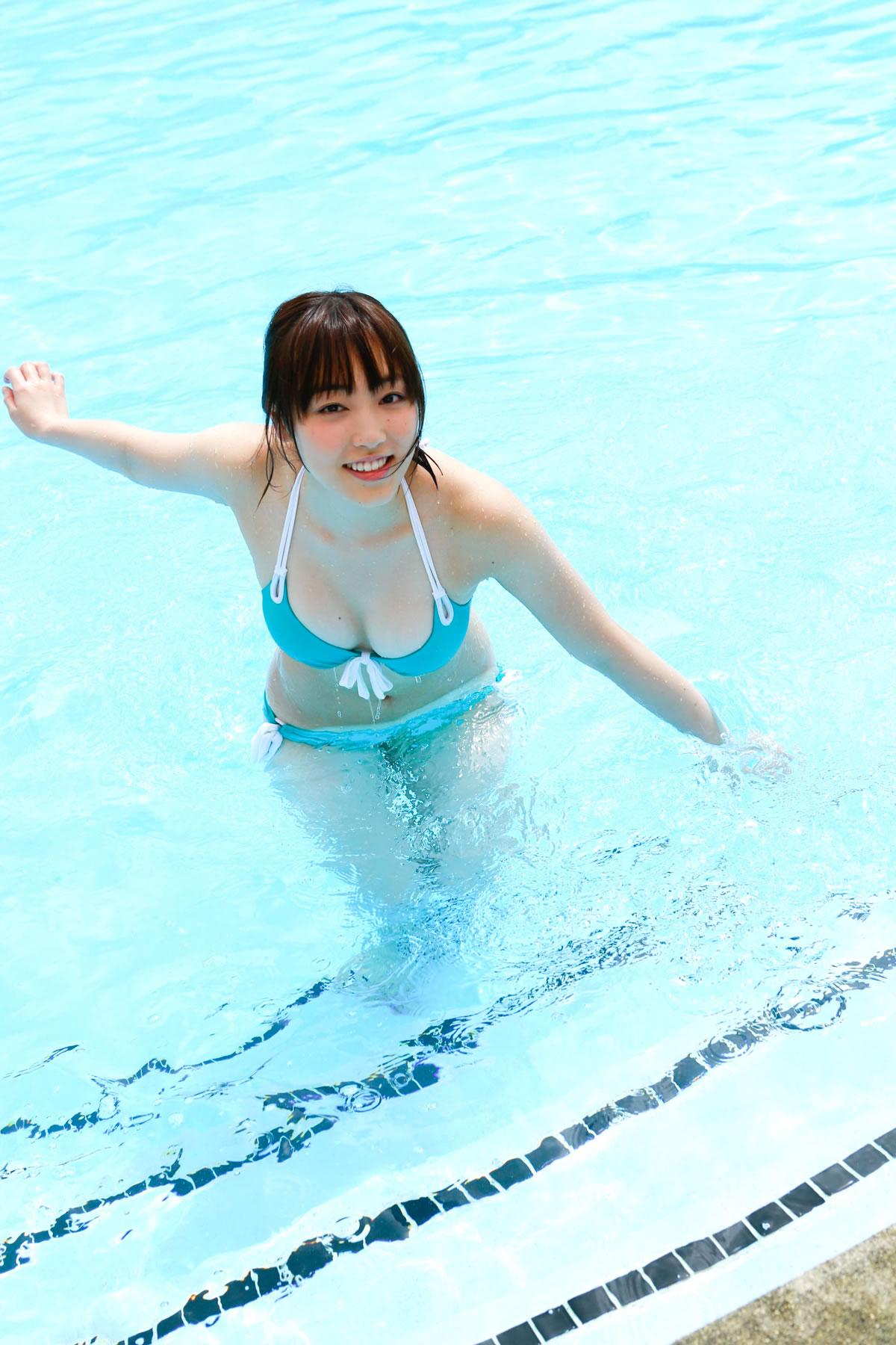 日本性感美女譜久村聖蓝色泳装泳池边巨乳写真,日本性感美女譜久村聖蓝色泳装泳池边巨乳写真