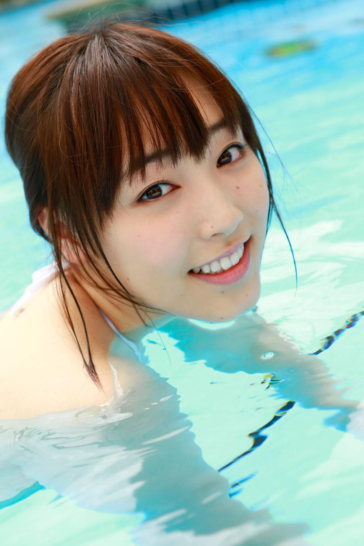日本性感美女譜久村聖蓝色泳装泳池边巨乳写真,日本性感美女譜久村聖蓝色泳装泳池边巨乳写真