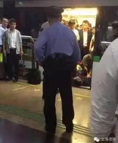 上海地铁2号线昨限速 因抢救一口吐白沫乘客