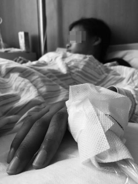 东营16岁女生遭校园暴力手指被烧 施暴者为其8名同学