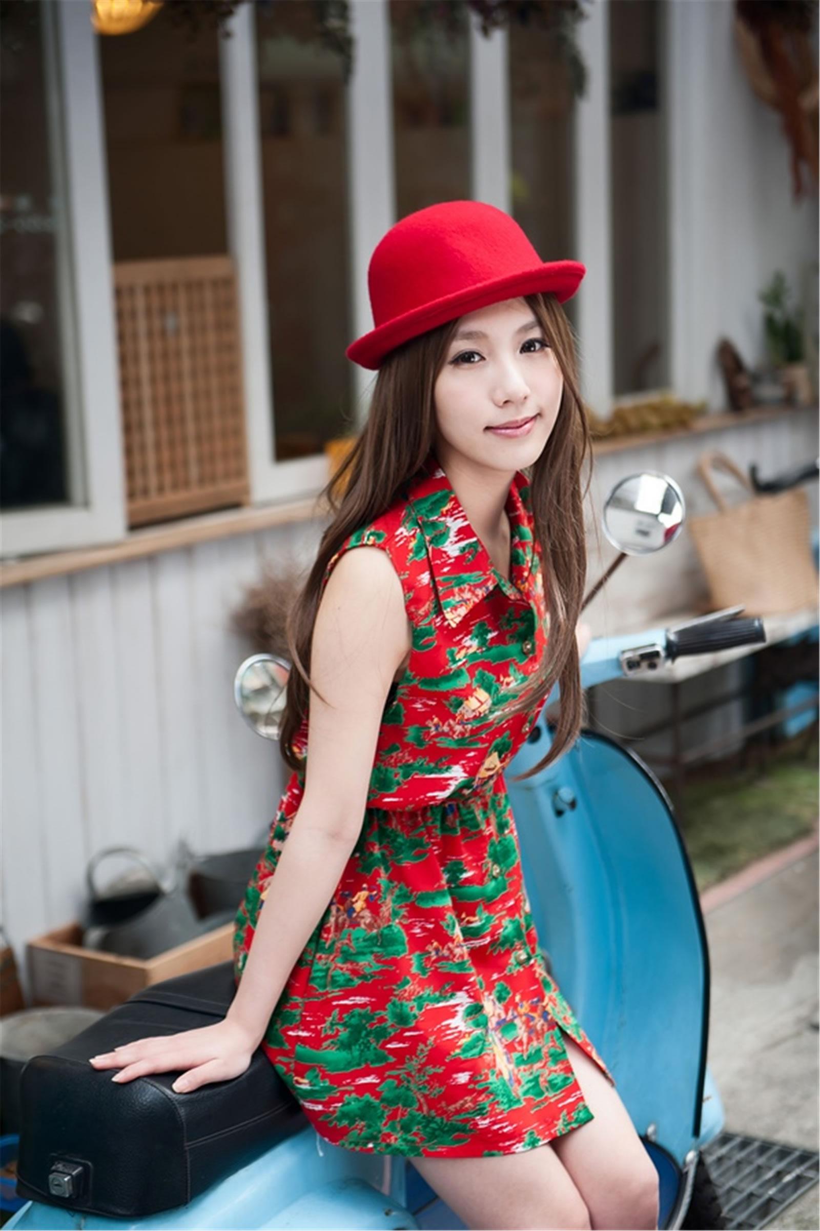 带着小红帽的台湾清纯美女Kimi红绿连衣裙居家写真,带着小红帽的台湾清纯美女Kimi红绿连衣裙居家写真