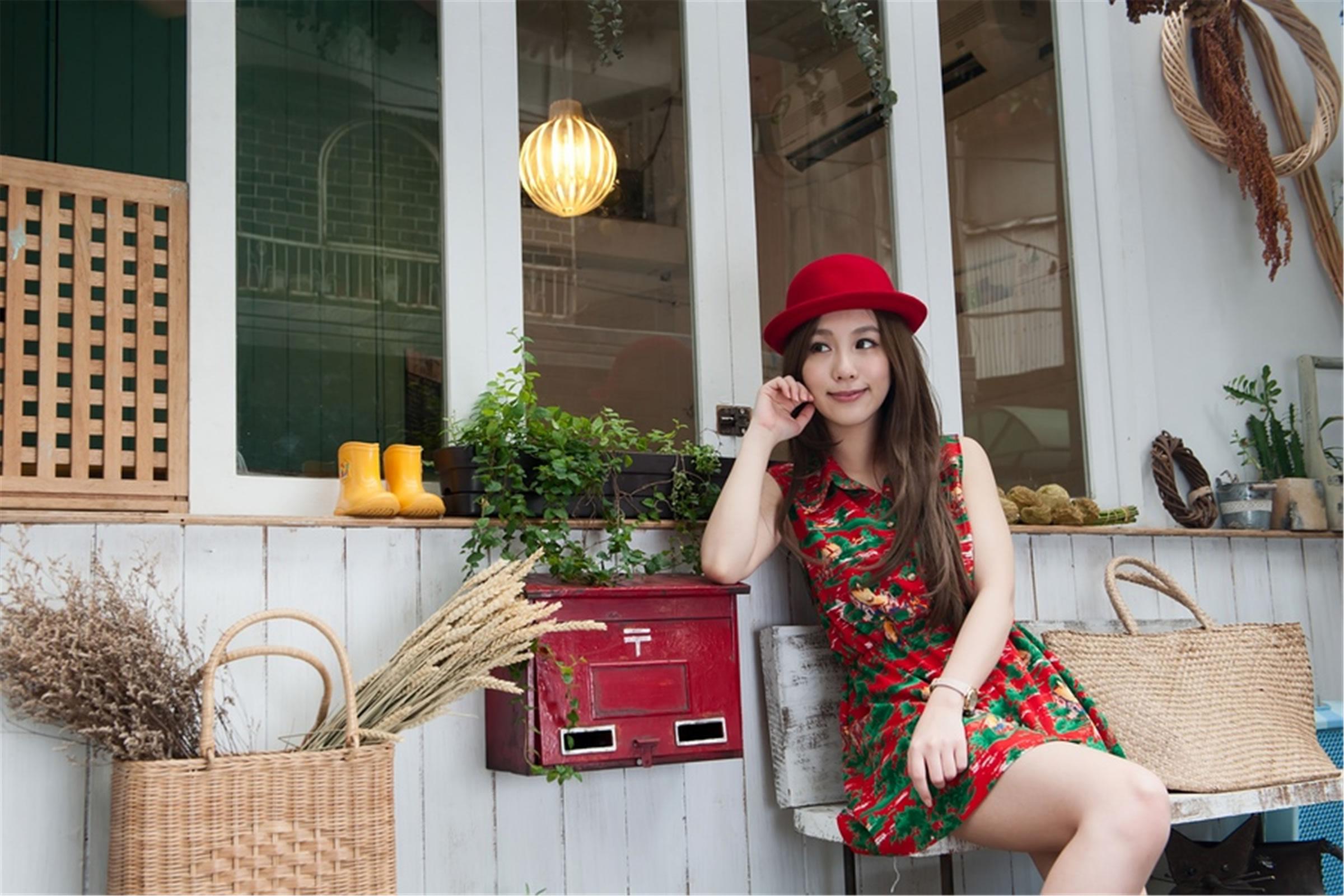 带着小红帽的台湾清纯美女Kimi红绿连衣裙居家写真,带着小红帽的台湾清纯美女Kimi红绿连衣裙居家写真