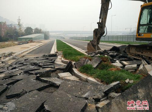 郑州一高架地面通车仅5天 新沥青路被重新挖开