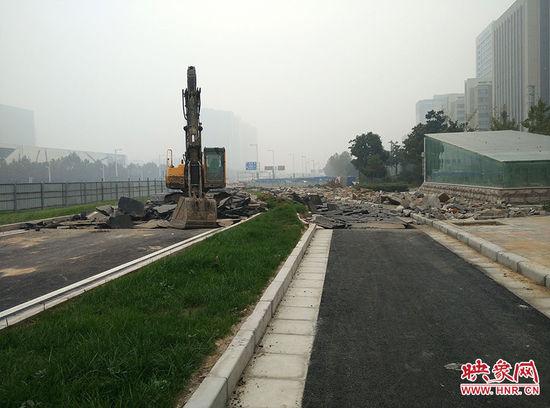 郑州一高架地面通车仅5天 新沥青路被重新挖开