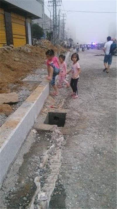 2岁男童坠入无盖窨井 被污水冲3公里外身亡(图)