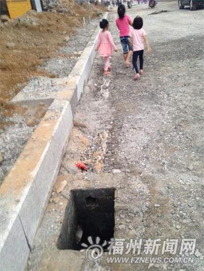 2岁男童坠入无盖窨井 被污水冲3公里外身亡(图)