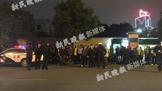 上海连撞数人轿车挂复旦停车证 校方称正在核实