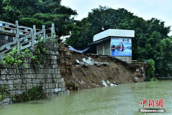桂林遭遇冬季罕见暴雨 象山景区河堤塌方(图)