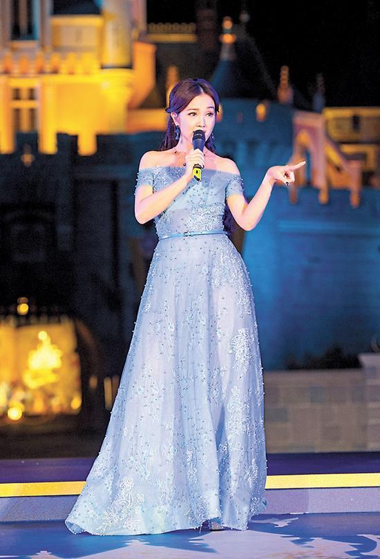 谢安琪在城堡前演唱全新主题曲《有梦要想－Happily Ever After》