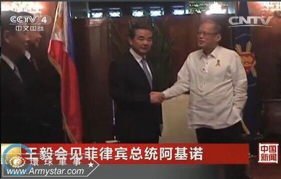 曝菲总统与王毅握手时一手插兜 称为表示诚意
