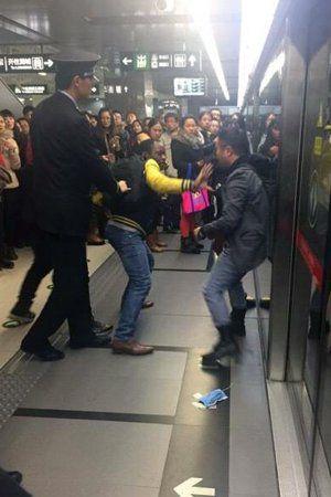 两男子因地铁插队打架 一黑人小伙拉架众人围观