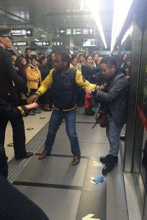两男子因地铁插队打架 一黑人小伙拉架众人围观