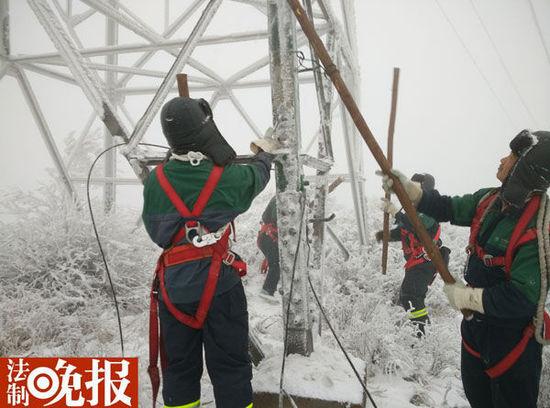 北京大雪百余公里电网覆冰 工人上电塔敲打清除