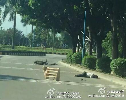 广东一劫匪抢车后逆行撞死数人 市民持打狗棒痛打
