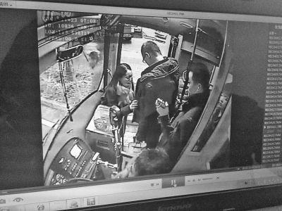 河南女子公交车上手机被偷 急于下车乘客被搜身