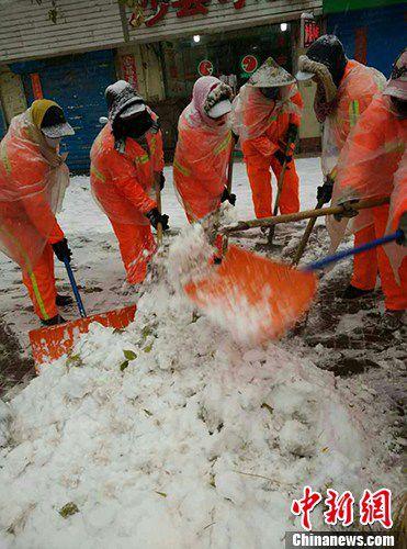 山西太原积雪达10厘米 20000名环卫工人上街清扫