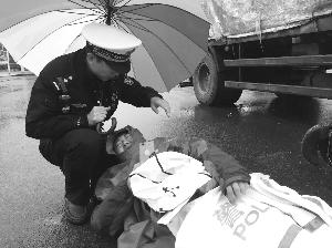 江苏交警为车祸伤者打伞近1小时 脱衣为其挡风