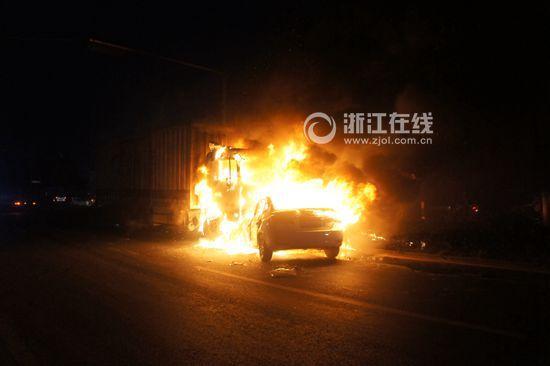 浙江温州快递车与私家车相撞起火 造成4人死亡