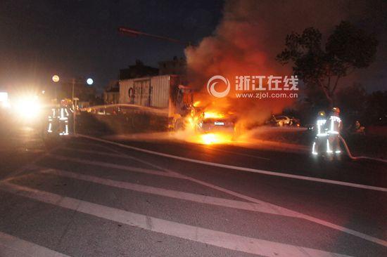 浙江温州快递车与私家车相撞起火 造成4人死亡