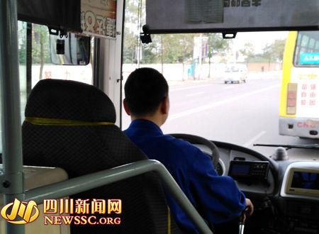 公交司机提醒有小偷续:"乘客请向后移"是暗语