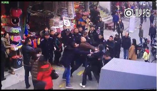 武汉数名城管围殴商户 负责人:打人的都是临时工