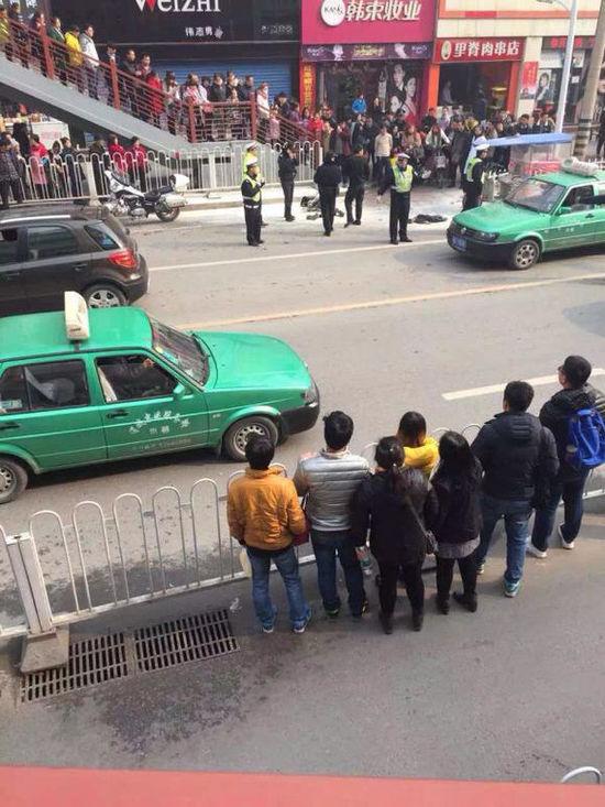 陕西警方回应摩的司机自焚：遇检时掏汽油瓶点燃