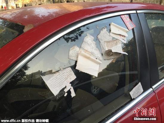 南京违停私家车玻璃上被贴近20张罚单(图)